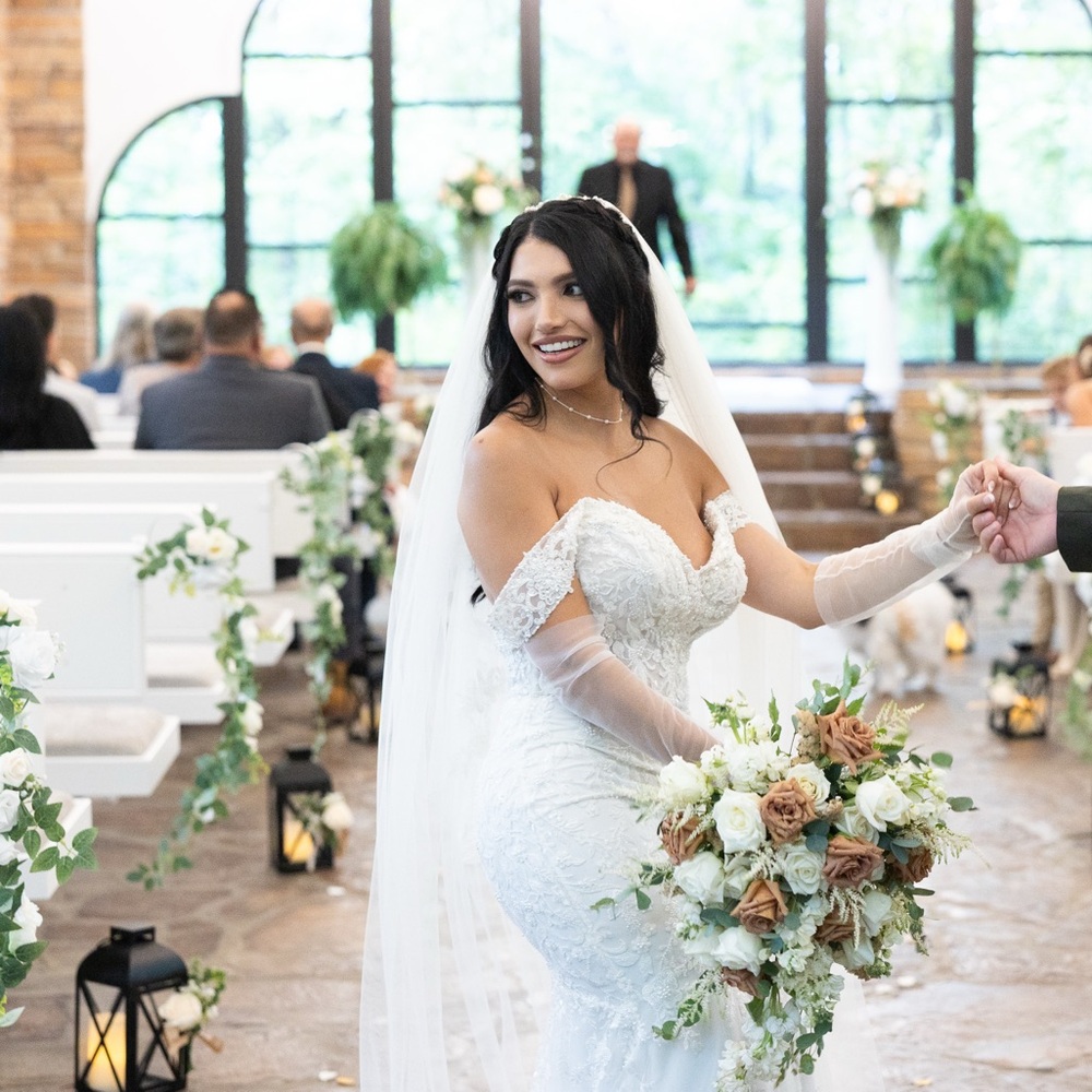 TRUE SIZE Stunning Lace Wedding Dress MERMAID STYLE – Size 8 with Two Veils